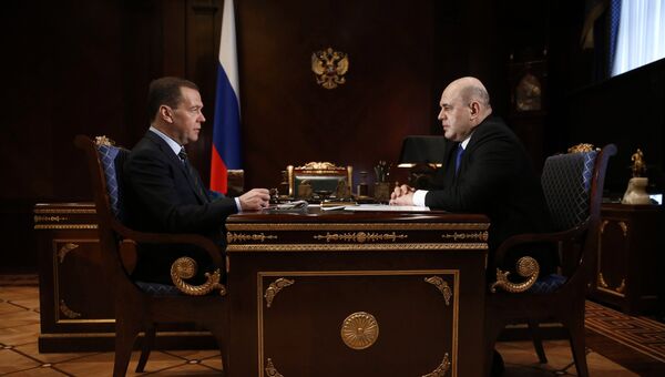 Председатель правительства России Дмитрий Медведев и руководитель Федеральной налоговой службы РФ Михаил Мишустин во время встречи. 7 марта 2018