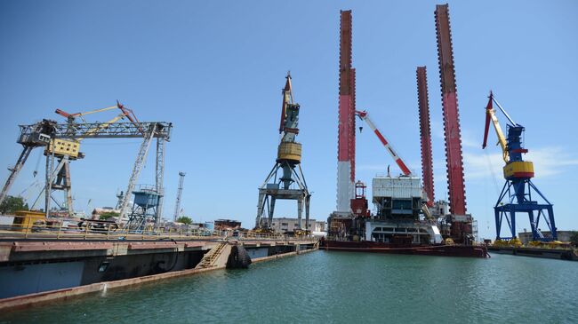 На судостроительном заводе Залив в Керчи