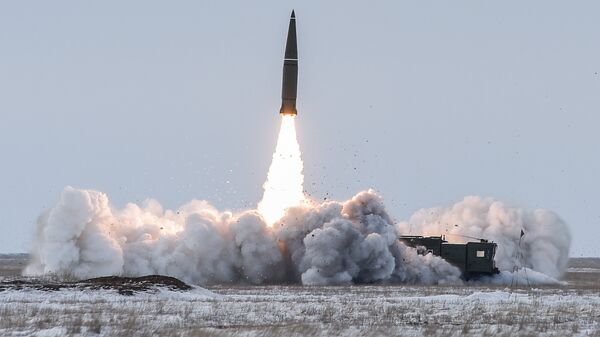 Пуск баллистической ракеты оперативно-тактического ракетного комплекса (ОТРК) Искандер-М с полигона Капустин Яр в Астраханской области. Архивное фото
