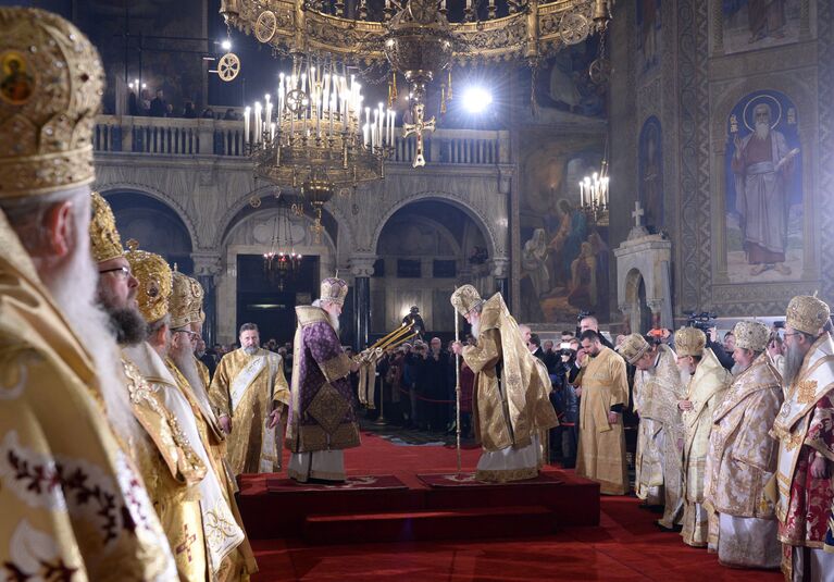 Патриарх Московский и всея Руси Кирилл и патриарх Болгарский, митрополит Софийский Неофит во время божественной литургии в кафедральном соборе князя Александра Невского в Софии