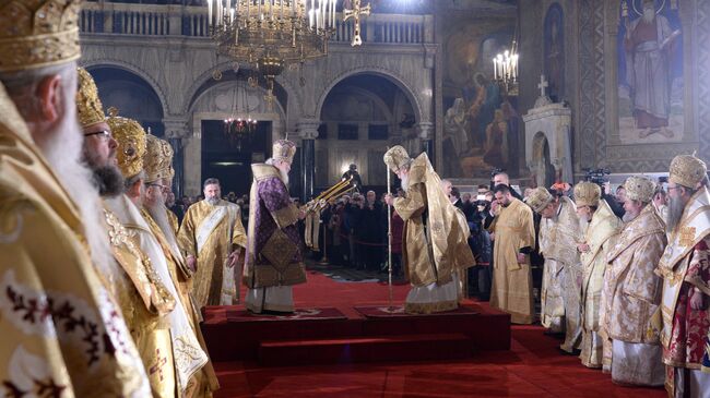 Патриарх Московский и всея Руси Кирилл и патриарх Болгарский, митрополит Софийский Неофит во время божественной литургии в кафедральном соборе князя Александра Невского в Софии