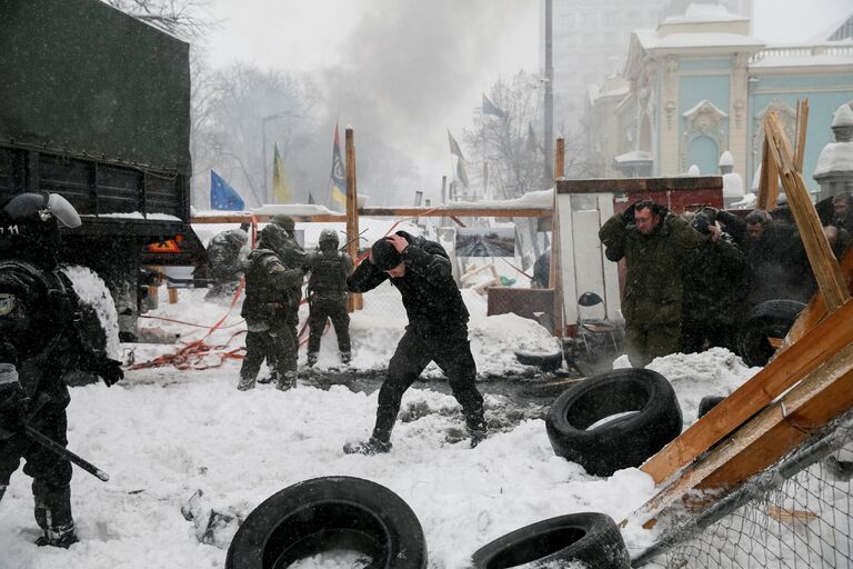 Сотрудники полиции и протестующие в палаточном городке у Верховной рады в Киеве, Украина. 3 марта 2018