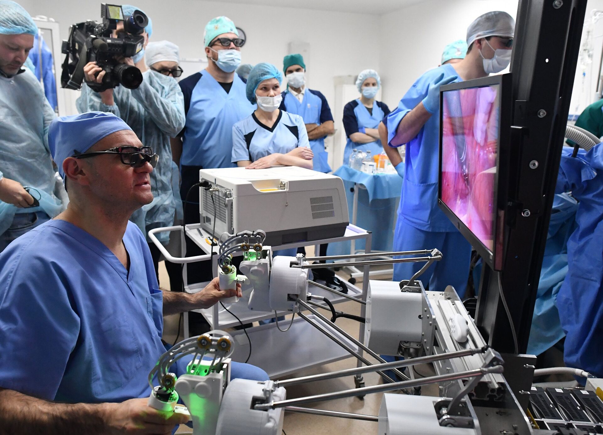 Врач хирург россия. Российский робот-хирург AST (assisted Surgical Technologies). Da Vinci робот-хирург. Современная медицина.