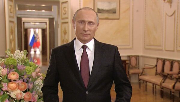 Путин поздравил всех женщин России с 8 марта и прочитал стихотворение