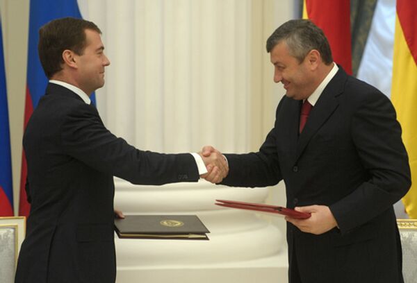 Медведев вновь подтвердил готовность РФ помогать развитию Южной Осетии