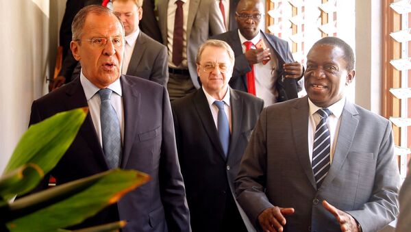 Глава МИД РФ Сергей Лавров и президент Зимбабве Эммерсон Мнангагва пред официальной встречей в Хараре. 8 марта 2018