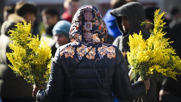 Продажа цветов в Международный женский день на Рижском рынке в Москве