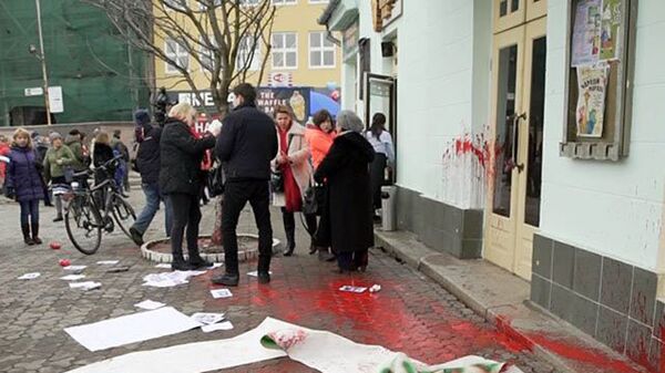 В центре Ужгорода на Театральной площади неизвестные напали на участников акции по защите прав женщин. 8 марта 2018