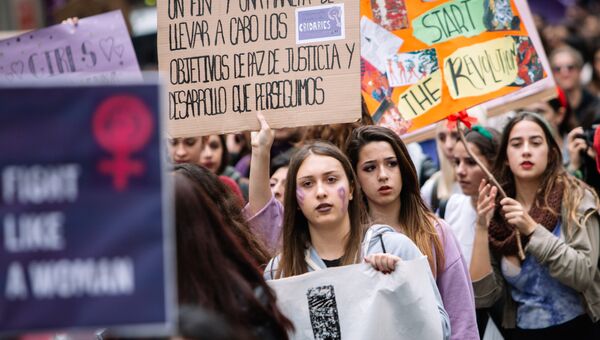 Участницы акции протеста женщин в Барселоне в Международный женский день. 8 марта 2018