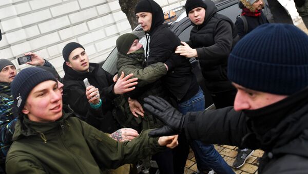 Столкновение полиции с крайне правыми активистами после нападения на участников ЛГБТ во время марша феминисток в Киеве. 8 марта 2018
