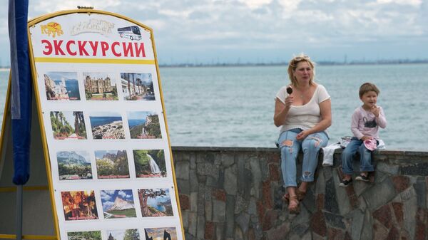 Отдыхающие на набережной имени Валентины Терешковой в городе Евпатория в Крыму