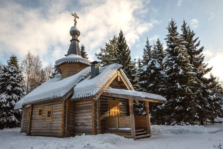 Зимний деревянный храм в честь Крестителя Господня Иоанна на территории православного мужского монастыря Свято-Ильинская Водлозерская пустынь в Национальном парке Водлозерский Республики Карелия