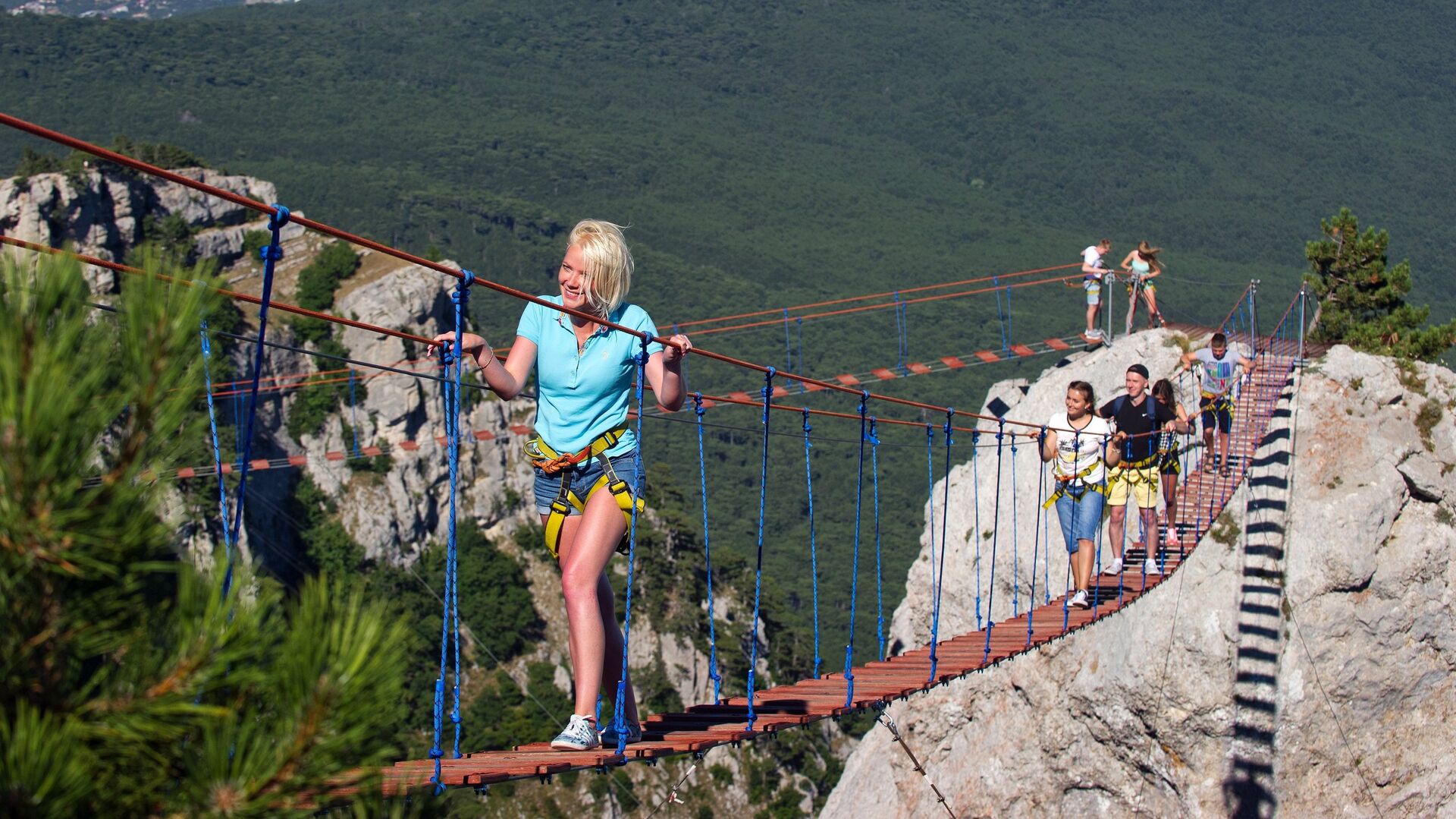 Туристы идут по веревочной лестнице между зубцами горы Ай-Петри в Крыму - РИА Новости, 1920, 07.05.2022