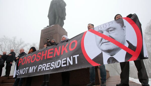 Участники акции протеста против Петра Порошенко у памятника Тараса Шевченко в Киеве. 9 марта 2018