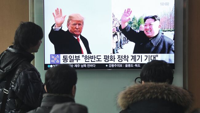 Трансляция новостей про будущую встречу президента США Дональда Трампа и лидера КНДР Ким Чен Ына. Архивное фото