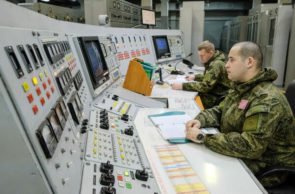 Военнослужащие во время боевого дежурства в приборном зале радиолокационной станции Днепр в Ловозерском районе Мурманской области Военнослужащие во время боевого дежурства в приборном зале радиолокационной станции Днепр в Ловозерском районе Мурманской области