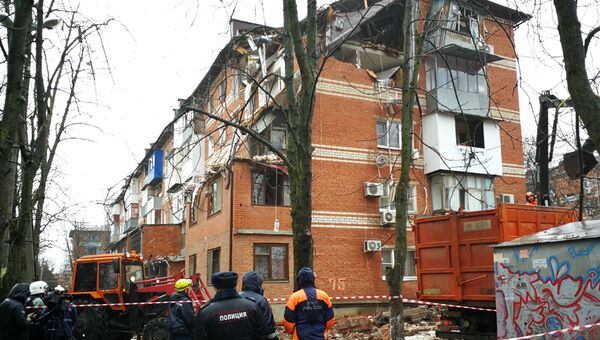 Сотрудники полиции и МЧС на месте взрыва газа в жилом доме в Краснодаре. 10 марта 2018