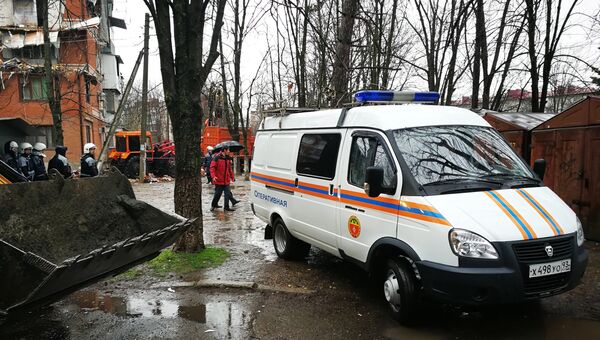 Автомобиль МЧС рядом с жилым домом на Славянской улице в Краснодаре, где произошел взрыв газа. 10 марта 2018