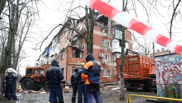 Сотрудники МЧС рядом с жилым домом на Славянской улице в Краснодаре, где произошел взрыв газа. 10 марта 2018