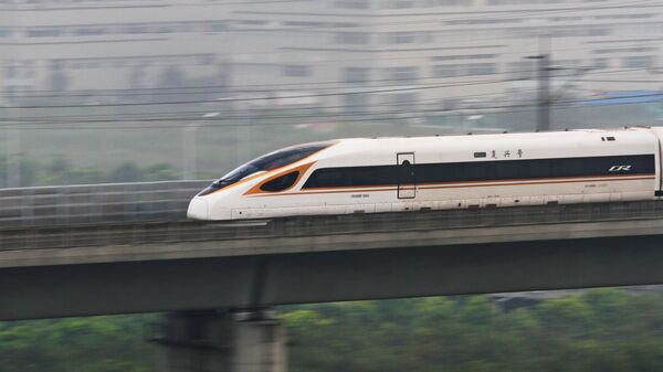 Поезд «Фусин» на Пекин-Шанхайской железной дороге в восточной провинции Цзянсу в Китае