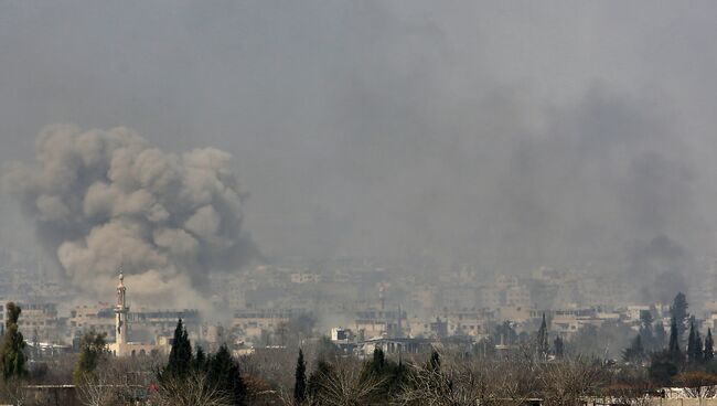 Дым после ударов в Восточной Гуте на окраине столицы Дамаска. Архивное фото