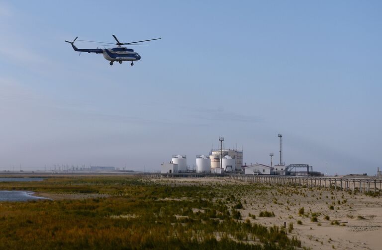 Вертолет МИ-8 компании Газпромавиа заходит на посадку в аэропорт поселка Варандей, расположенного на побережье Карского моря в Ненецком автономном округе Вертолет МИ-8 компании Газпромавиа заходит на посадку в аэропорт поселка Варандей, расположенного на побережье Карского моря в Ненецком автономном округе
