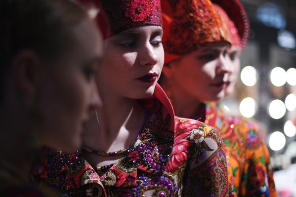 Модели в гримерке готовятся к демонстрации одежды из новой коллекции дизайнера Вячеслава Зайцева в рамках Mercedes-Benz Fashion Week Russia в Центральном выставочном зале Манеж в Москве