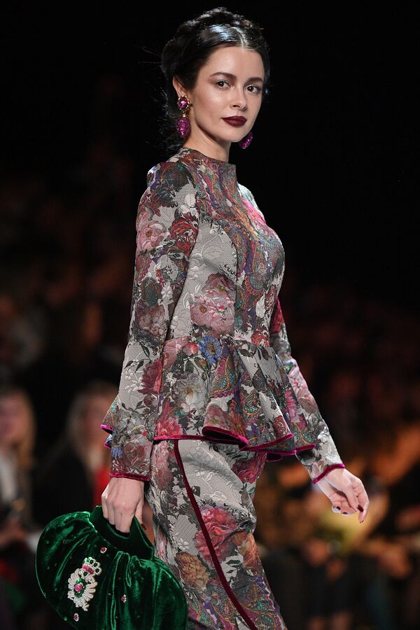 Модель демонстрирует одежду из новой коллекции дизайнера Вячеслава Зайцева в рамках Mercedes-Benz Fashion Week Russia в Центральном выставочном зале Манеж в Москве