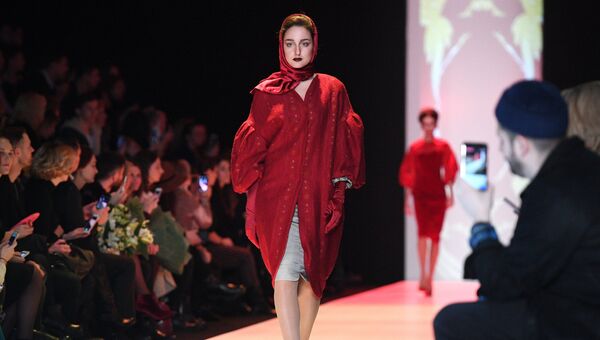 Модель демонстрирует одежду из новой коллекции дизайнера Вячеслава Зайцева в рамках Mercedes-Benz Fashion Week Russia в Центральном выставочном зале Манеж в Москве