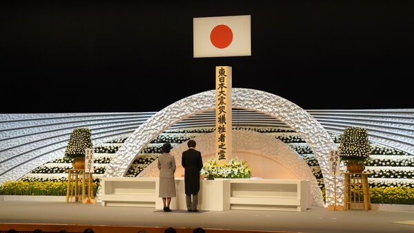 Японский принц Акисино и принцесса Кико перед алтарем жертвам землетрясения и цунами в 2011 года во время национальной мемориальной службы в Токио. 11 марта 2018