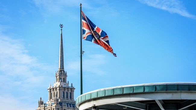 Флаг Великобритании у здания посольства в Москве