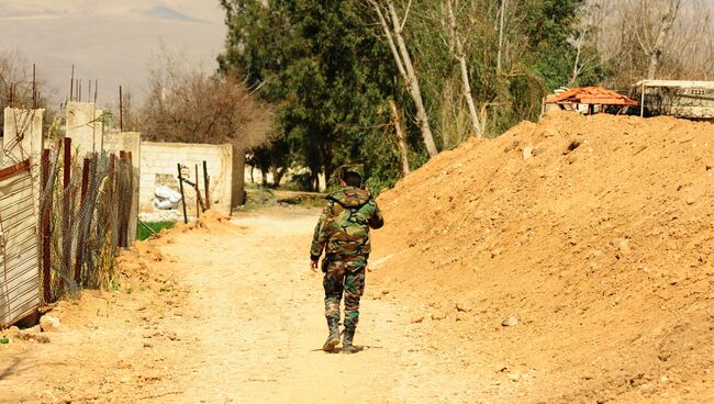 Военнослужащий сирийской армии в одном из освобожденных районов Восточной Гуты. 11 марта 2018