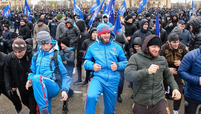 Местные жители на акции Межнациональная зарядка 180318: выбор чемпионов! в Грозном. Архивное фото