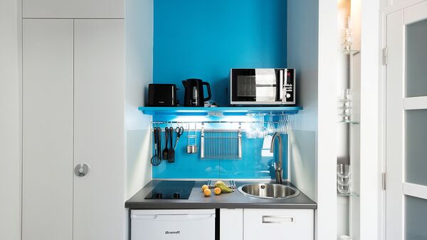 Другое измерение: как разместить все необходимое на кухне в квартире-студии