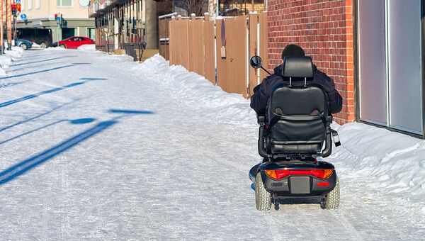 Инвалидная коляска с приводом. Архивное фото