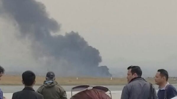 Столб дыма на месте крушения пассажирского лайнера в Непале