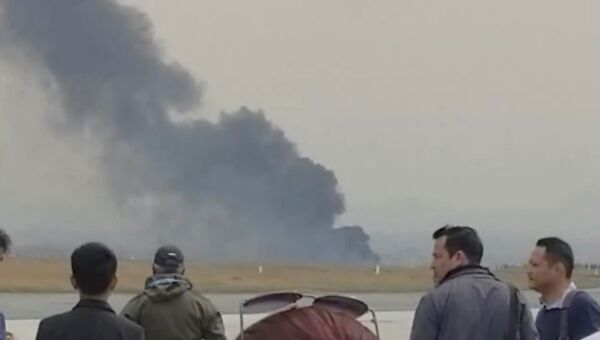 Столб дыма на месте крушения пассажирского лайнера в Непале