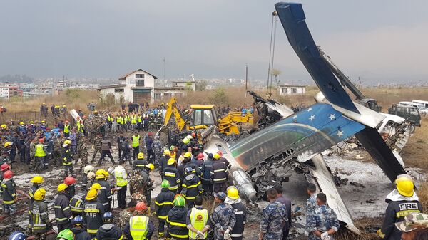 Спасатели на месте крушения самолета авиакомпании US-Bangla Airlines в Катманду, Непал