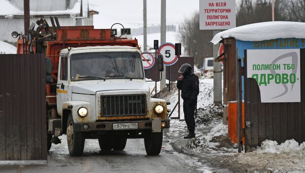 Машина выезжает с территории полигона твердых бытовых отходов Ядрово в Московской области