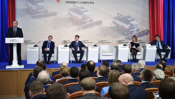 Президент РФ Владимир Путин выступает на пленарном заседании Всероссийского форума сельхозпроизводителей в Краснодаре. 12 марта 2018