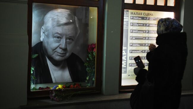 Цветы у портрета Олега Табакова возле главного входа в МХТ им. А.П. Чехова. Архивное фото