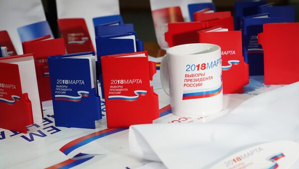 Продукция с символикой выборов президента РФ 2018 на избирательном участке в Калининграде