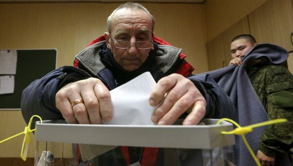 Мужчина во время досрочного голосования на выборах президента РФ. Архивное фото