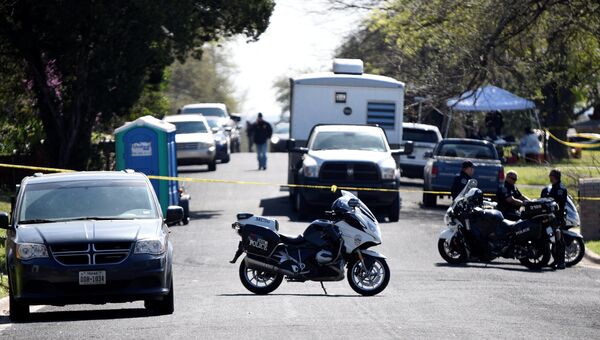 Полицейские и аварийные транспортные средства блокируют дорогу после взрыва бомбы в Остине, штат Техас. 12 марта 2018