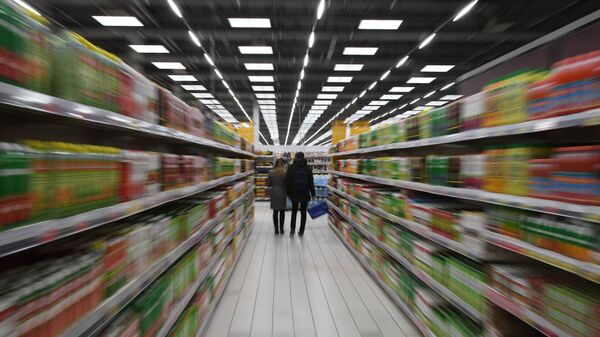 Покупатели в супермаркете сети Лента