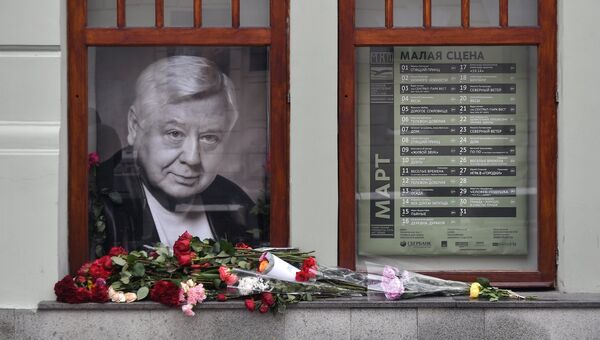 Цветы у портрета Олега Табакова возле главного входа в МХТ имени А.П. Чехова. Архивное фото