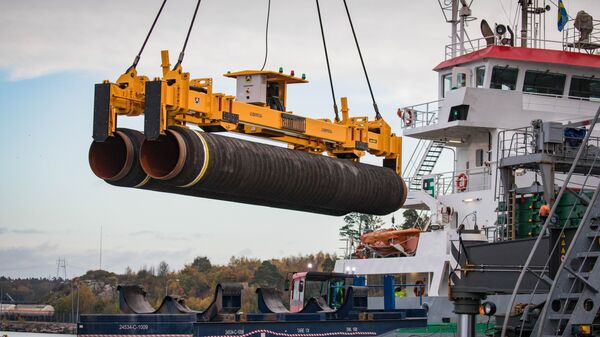 Погрузка труб для строительства газопровода Северный поток - 2 в порту Мукран, Германия