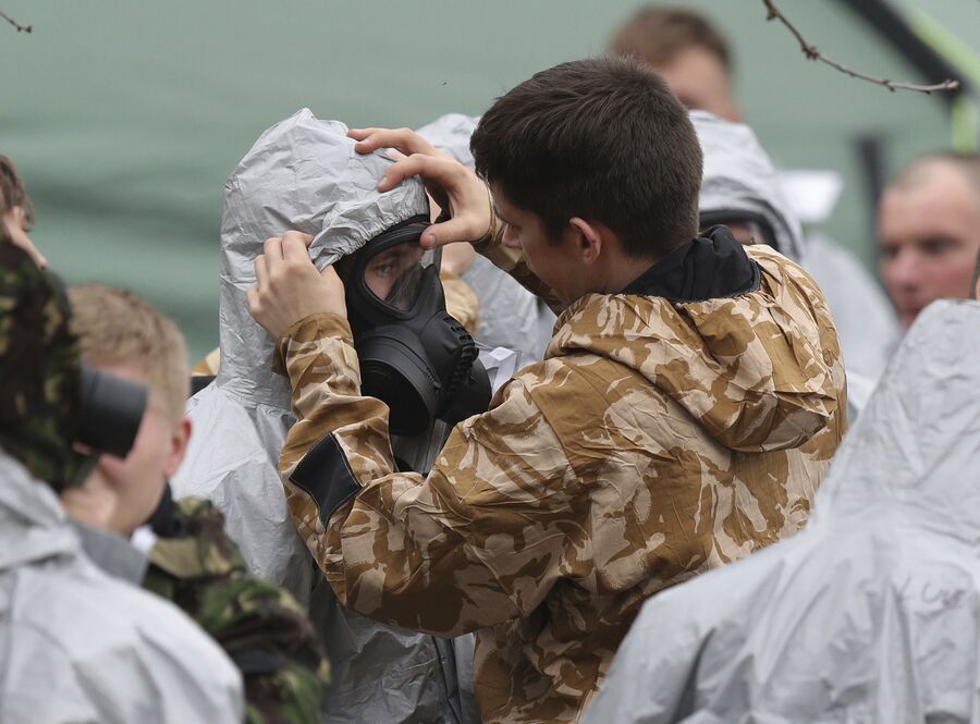 Военнослужащие во время следственных мероприятий по делу об отравлении экс-разведчика Скрипаля 