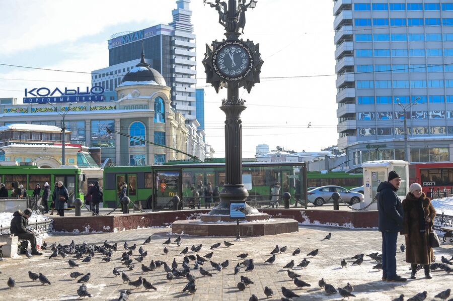 Часы на улице Баумана. Слева ТЦ Кольцово и отель Казань