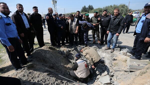 Начальник полиции Хамаса осматривает место взрыва, который был направлен на кортеж главы палестинского правительства Рами Хамдаллы в секторе Газа. 13 марта 2018